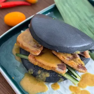 Pan Bao Al Vapor Con Curry Amarillo Y Pato