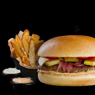 Meniu Burger LUCA + cartofi prăjiți cu usturoi și specialitate din brânză dură + 2 sosuri LUCA + o doza Coca Cola/Fanta 330 ml la alegere