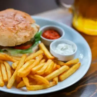 Hamburguesa con lechuga y tomate