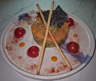TARTAR DE SALMÓN AL ESTILO DESTINO 