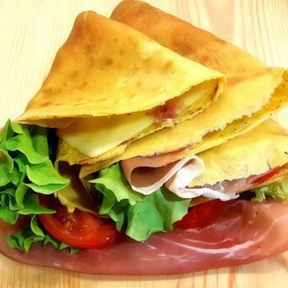 Crepe con cipolla, formaggio, edamer e uovo sodo