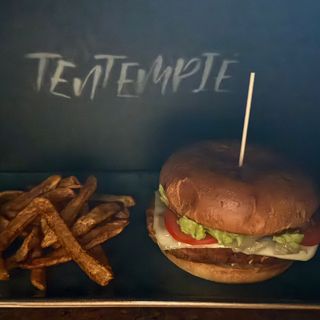 Burguer ‘La veggie’ con patatas.