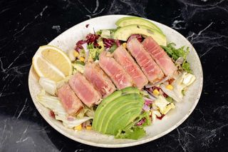 Salată Uptown cu avocado și ton roșu