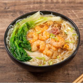 Brodo di spaghetti di riso con frutti di mare