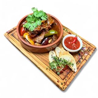 вырезка с овощами на жаровне