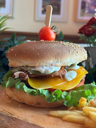 Pileći burger + 200g pomfrit