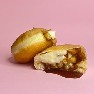 დონატი ვაშლით და ვანილის კრემით