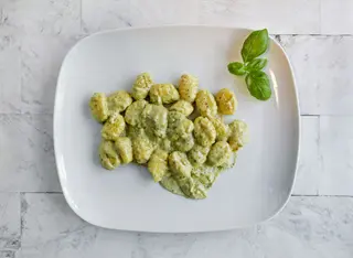 Gnocchi Al Pesto Con Burrata Cremosa