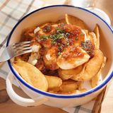 Bravas con alioli al estilo Saona y aceite de chistorra