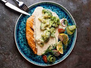 Стейк лосося з броколі в вершковому соусі