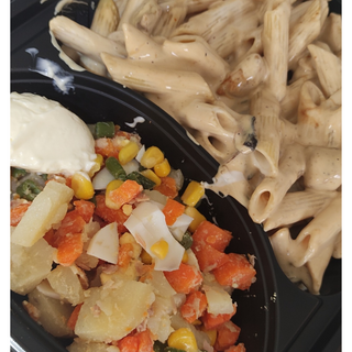 Penné poulet au curry à la crème au champignons + salade russe