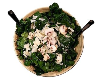 Spinaci, funghi freschi, mais e basilico