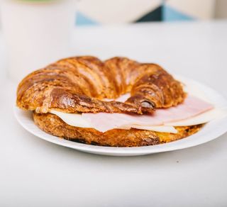Croissant mixto con pavo y queso 