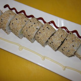 67-Uramaki Pollo Crujiente, Aguacate Y Sésamo (8 Pzs.)