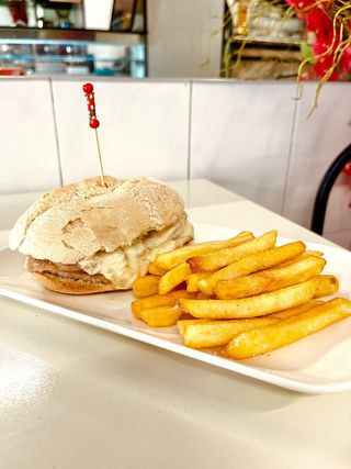 Bifana com Queijo no Pão com Batata Frita