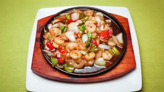 Очищеные креветки на шипящей сковороде