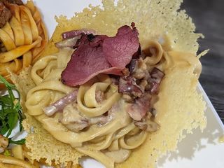 Fettuccine con speck, taleggio e noci in cialda di parmigiano