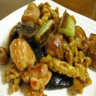 Pollo con bambú y setas chinas