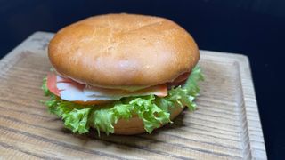 Гамбургер з шинкою та сиром