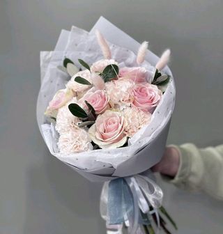 Połączenie róży z goździkami