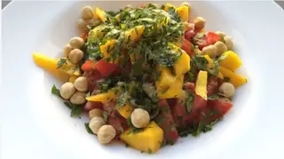 Salata de bulgur cu rosii, mango si alune de padure