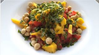 Salata de bulgur cu rosii, mango si alune de padure