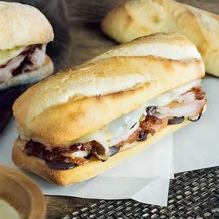 Bocata XL de lomo con queso, lechuga y tomate