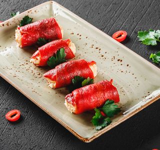 Mini rulade din ardei cu branza Feta