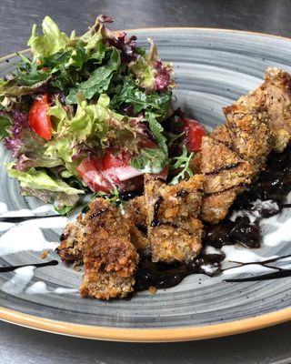 Салат с куриной печенью и карамелизированным луком 