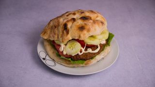 Gurmanska pljeskavica + 150 gr pomfrit + Coca-Cola 0.33l