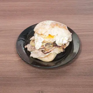 Bifana de Porco Frita com queijo, Cebola e Ovo Estrelado