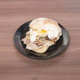 Bifana de Porco Frita com queijo, Cebola e Ovo Estrelado