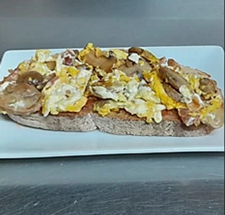 Tosta Revuelta De Jamón Y Champiñón