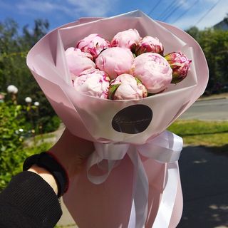 9 півоній з упакуванням 
