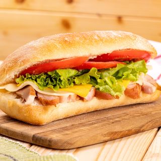 Сандвич Цезар с бяла чабата, пилешко филе, гауда и сос Цезар