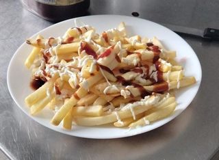 Porzione di patatine grande con würstel