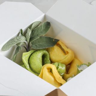 Tortelloni paglia e fieno con burro e salvia