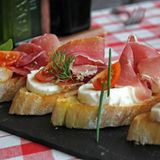 Брускети с прошуто, моцарела, босилек и чесън (200гр.)