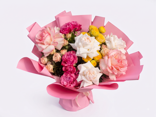 Buchet mixt cu flori roz elegante