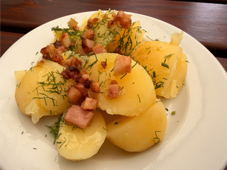 Ziemniaki z okrasą z cebulki i boczku i koperkiem