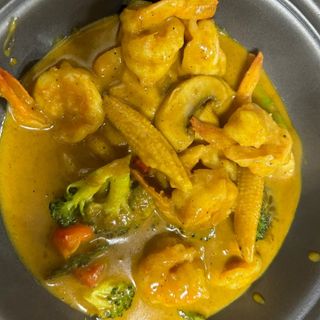 34 Wok De Langostinos Salteado Con Verdura Y Curry Amarillo Thai