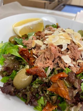 Салата с риба тон, сушени домати и зелени маслини (250г)