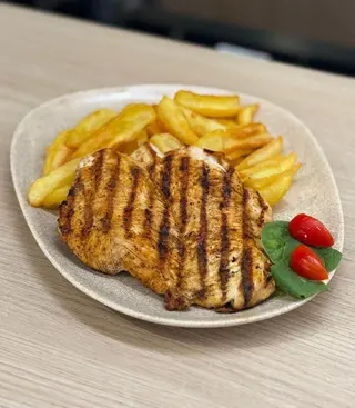 Piept de pui grill și cartofi crocanți cu parmezan