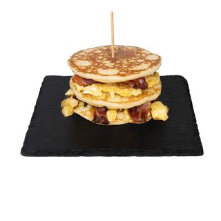 Pancakes con uova strapazzate e bacon