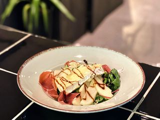 Салат з запеченим брі, грушею та прошуто (290g)