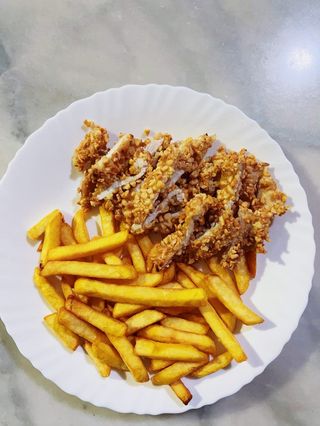 Pollo Con Almendras Con Patatas Fritas