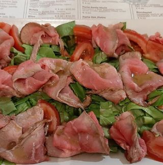Roast beef, insalata, pomodorini