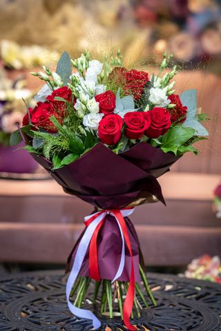 Buchet mixt cu trandafiri roșii și lisianthus alb