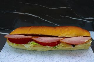 Sendvič sa pečenicom (u domaćoj lepinji)