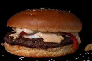 Burger Red Sweet + Cartofi prajiti + sos la alegere..